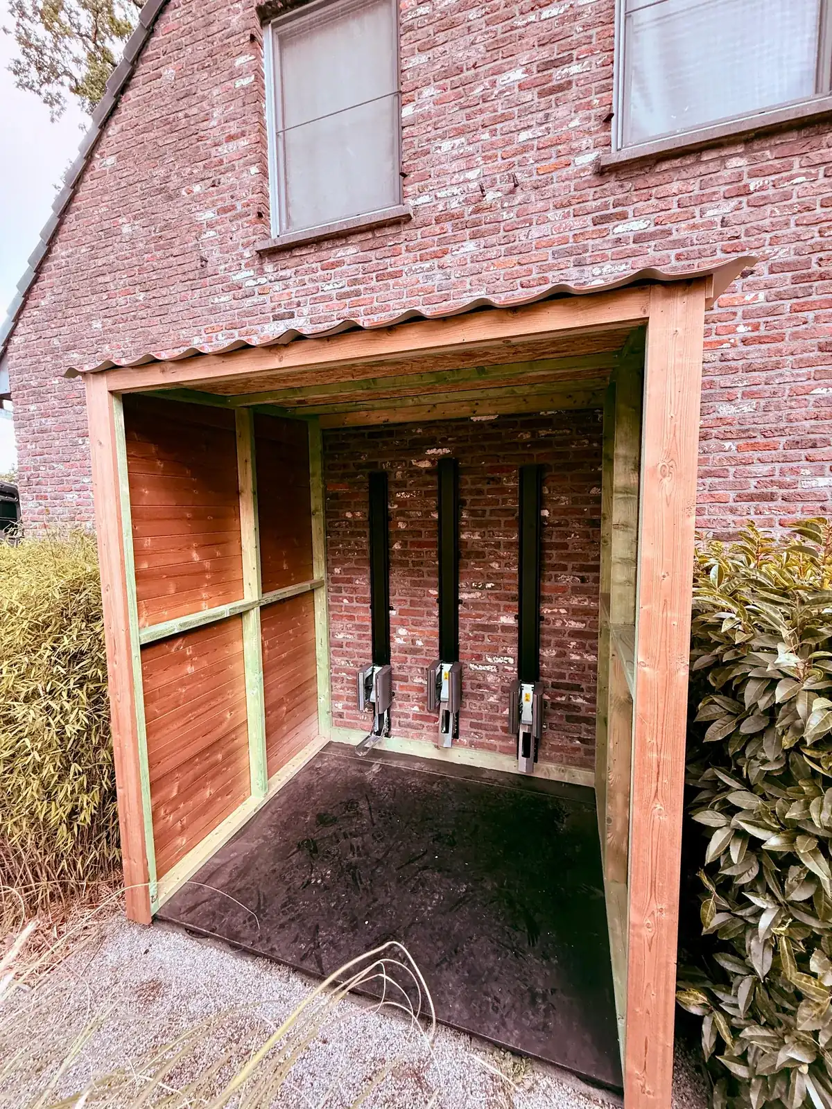 Fietsenberging in hout met afdak
