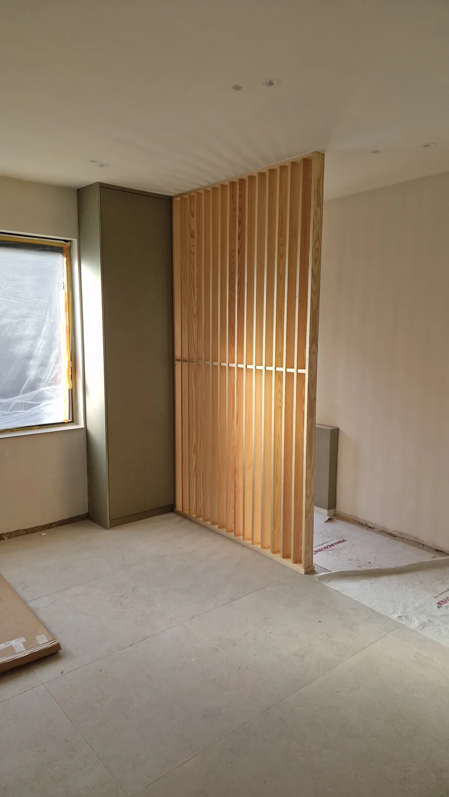 Houten lattenwand als ruimteverdeler