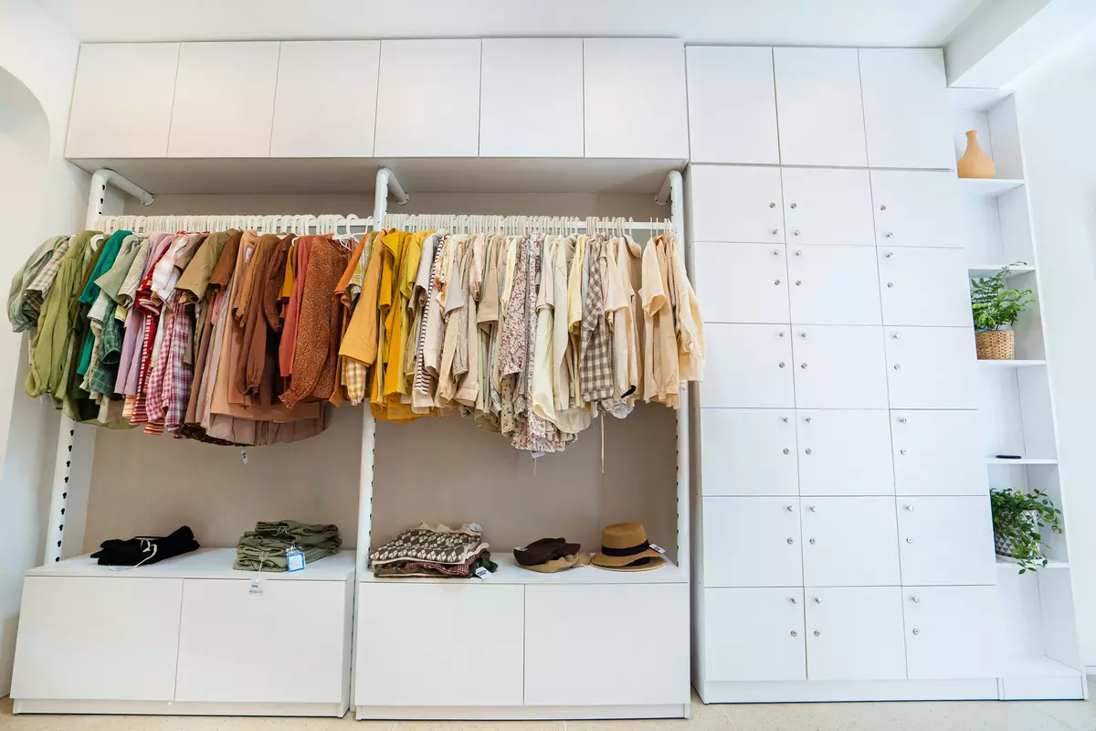 Open dressing op maat met legplanken, lades en hangruimte