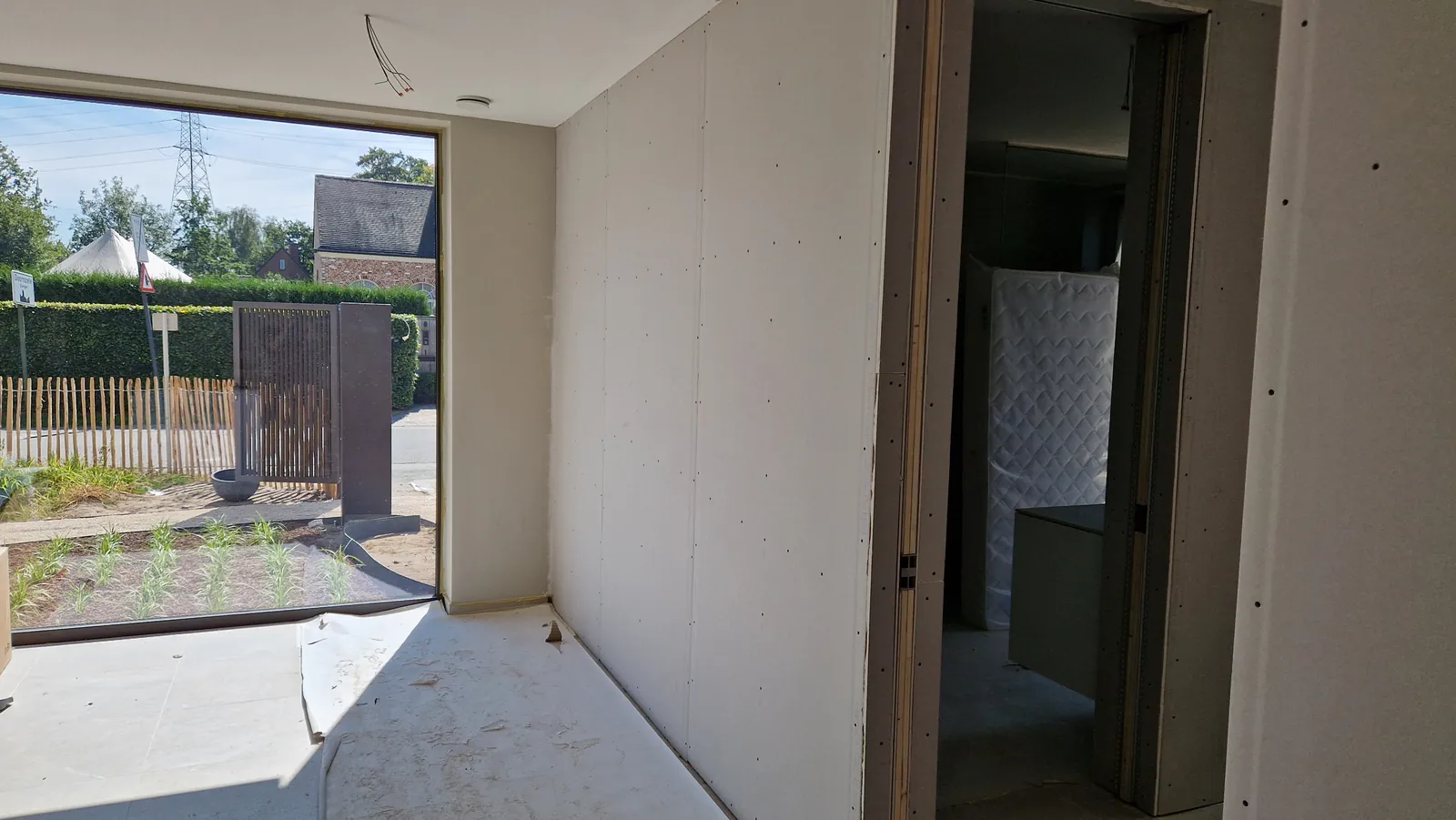 Nieuwe binnenwanden in gyproc rond een raamopening
