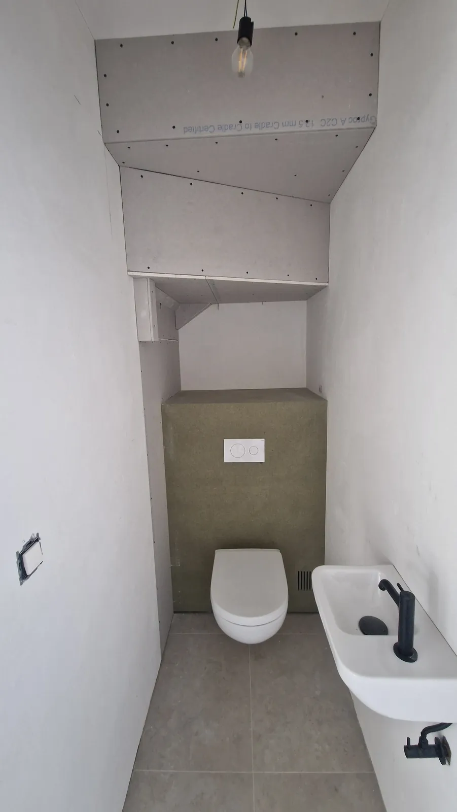 Afgewerkt toilet onder de trap