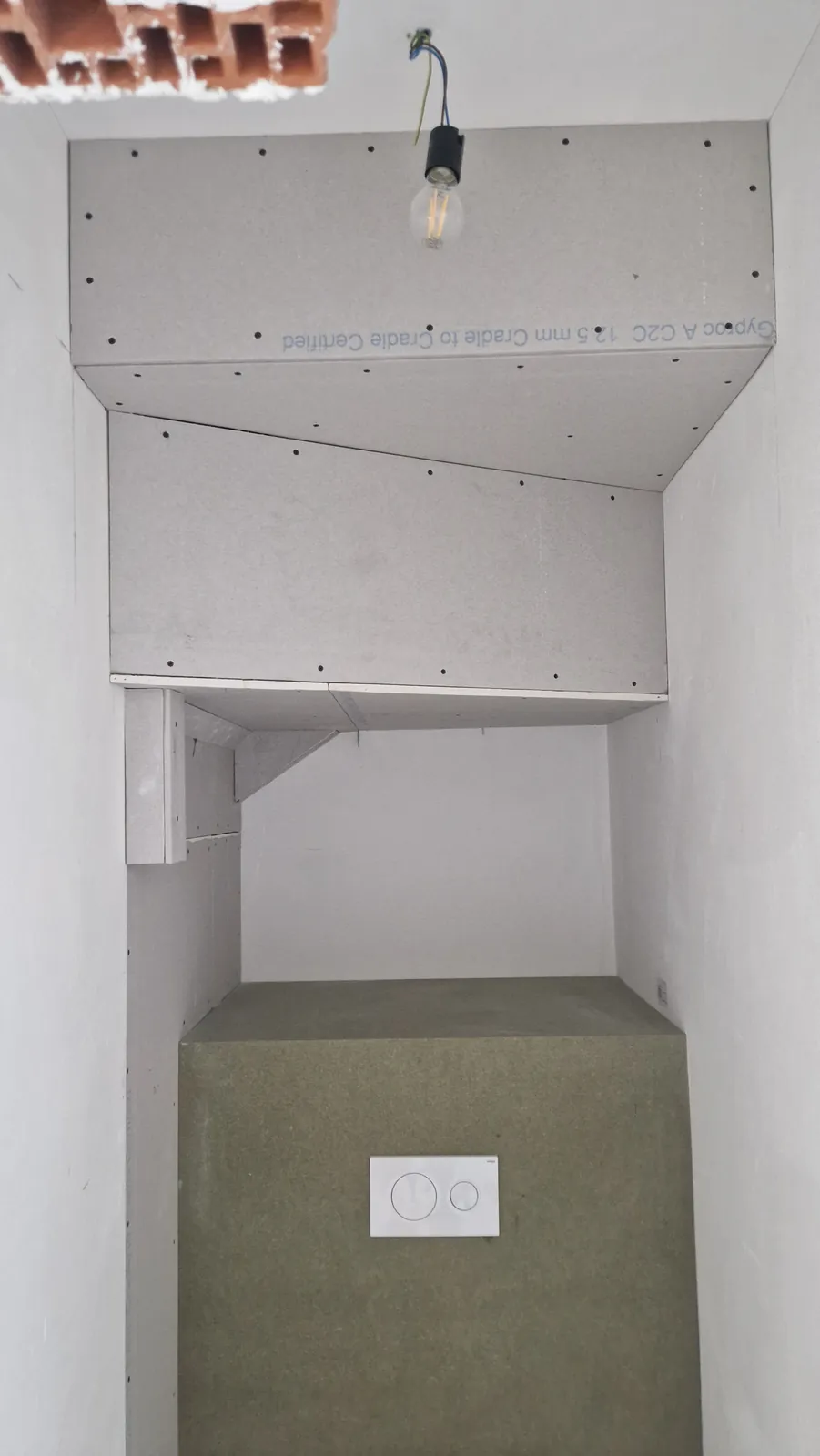 Toilet onder de trap met voorzetwand in gyproc