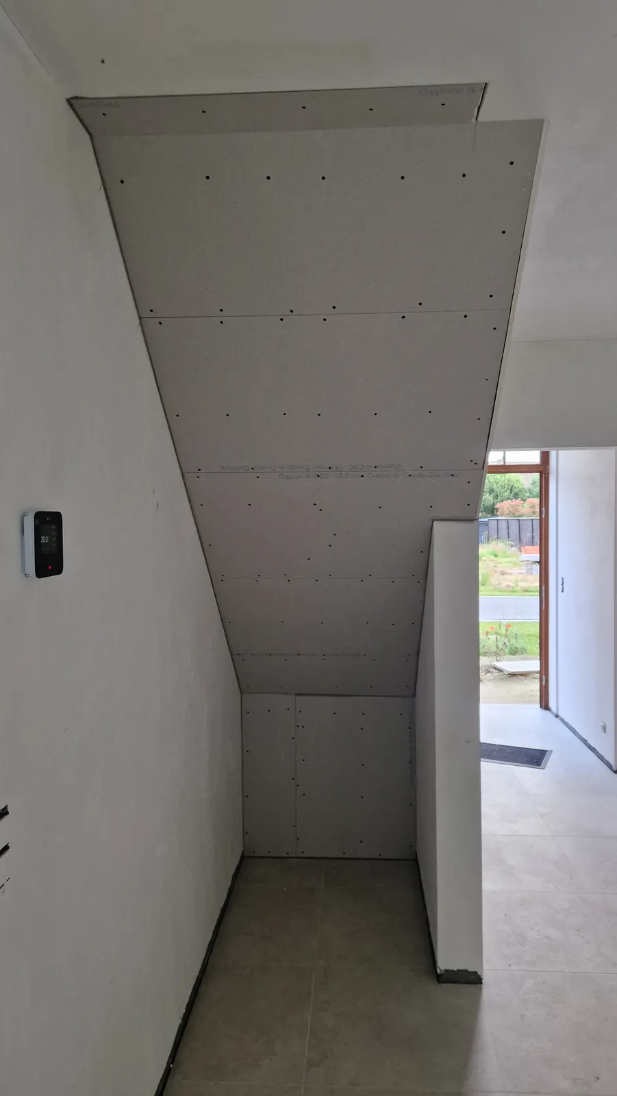 Onderkant van een trap bekleed met gyproc