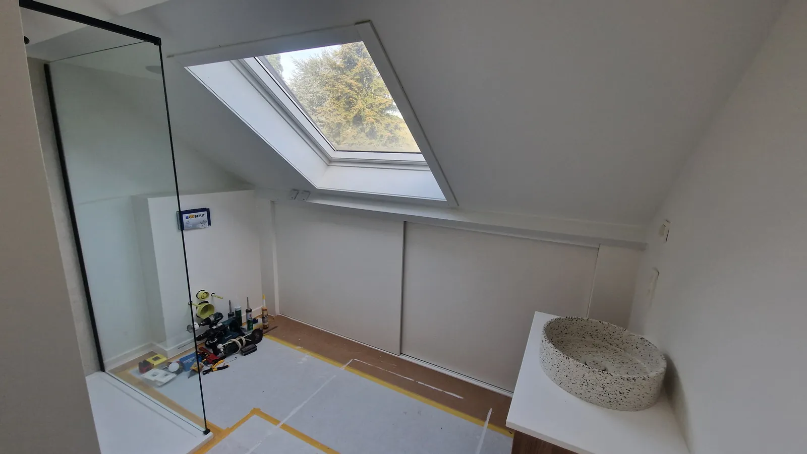 Badkamer op zolder met dakraam, afgewerkt in gyproc