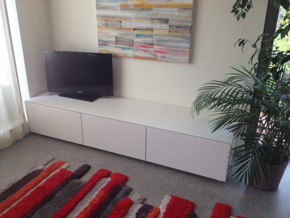 Laag wit tv-meubel op maat in een woonkamer