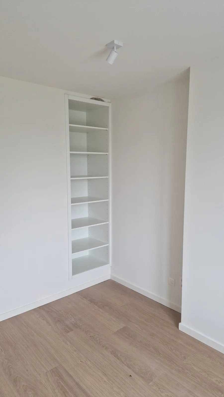 Ingewerkte boekenkast met legplanken