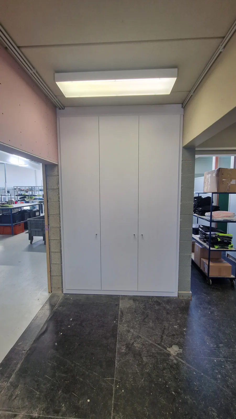 Witte kastenwand in een bedrijfsruimte
