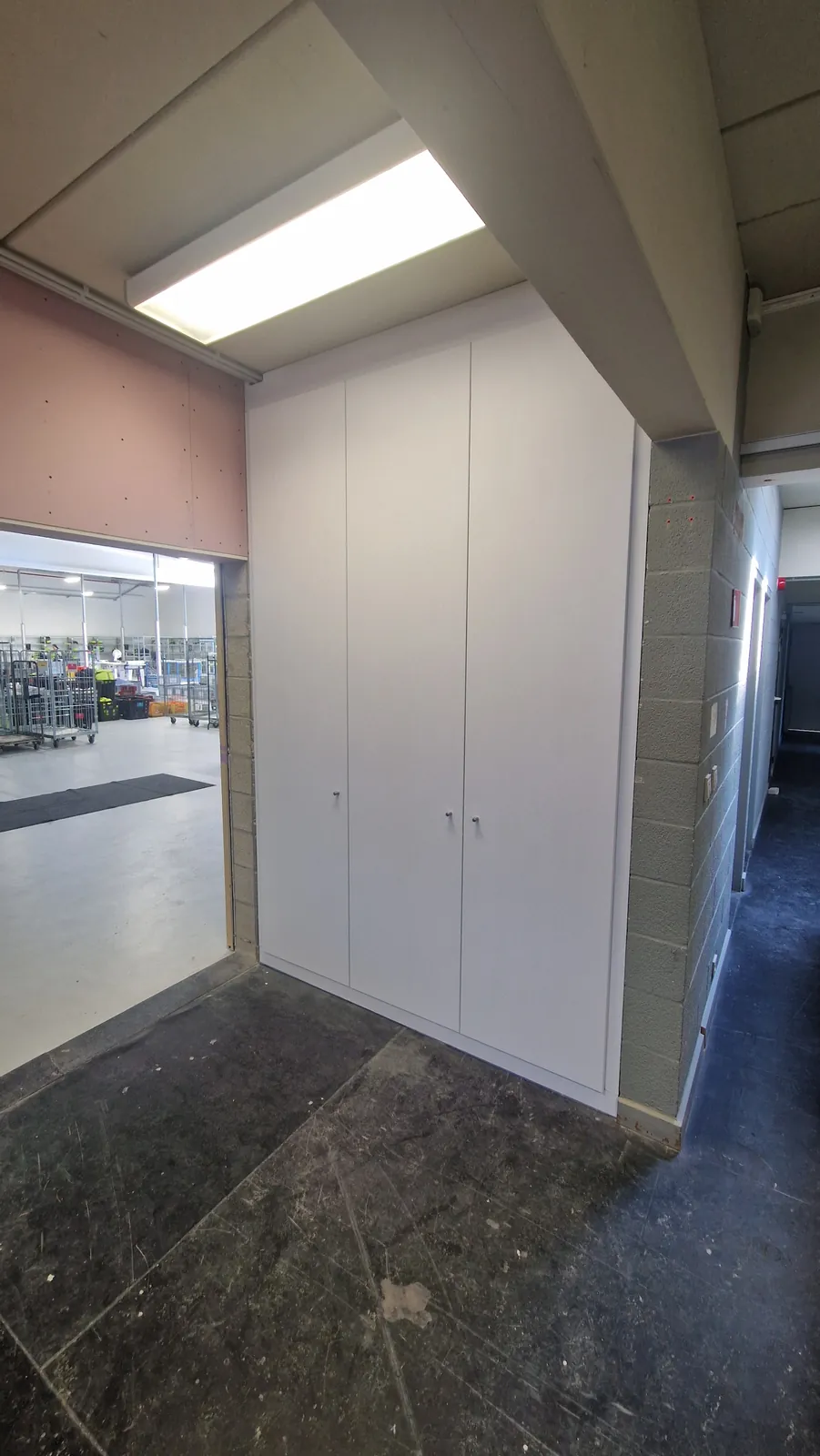 Witte kastenwand tussen twee doorgangen