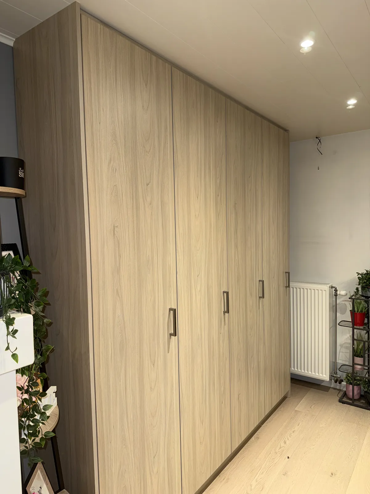 Hoge kastenwand in eikdecor van vloer tot plafond