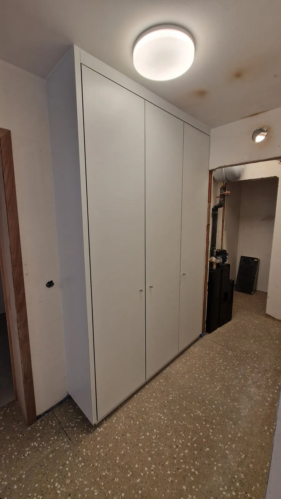 Witte kastenwand in een gang