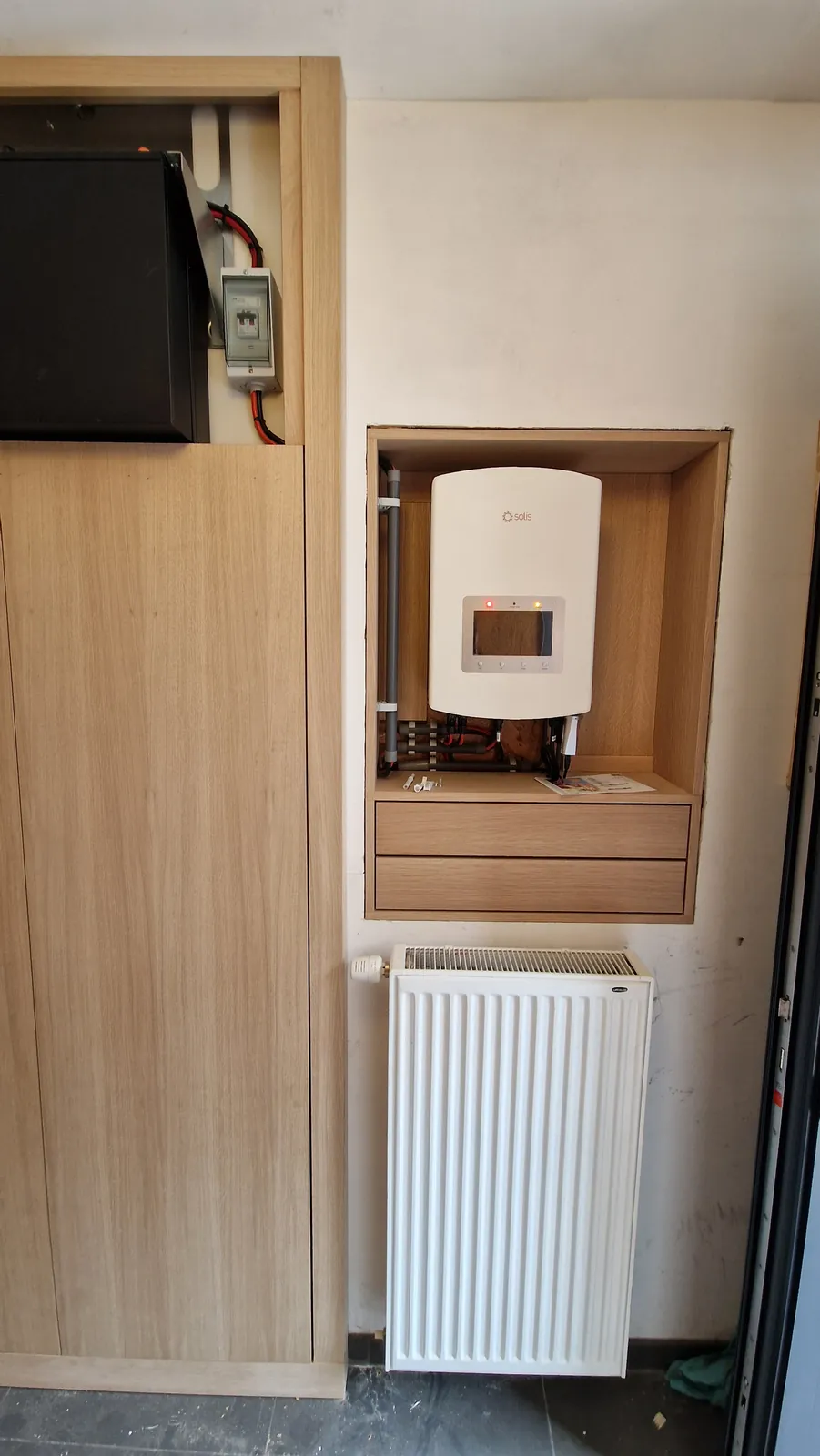 Kast in eik rond de technische installatie, met nis en lade