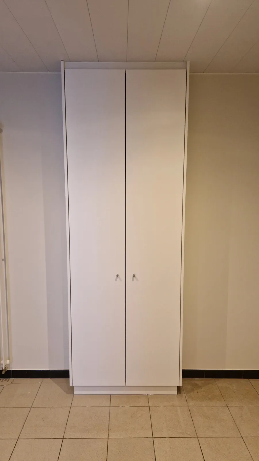 Hoge witte kast met twee deuren