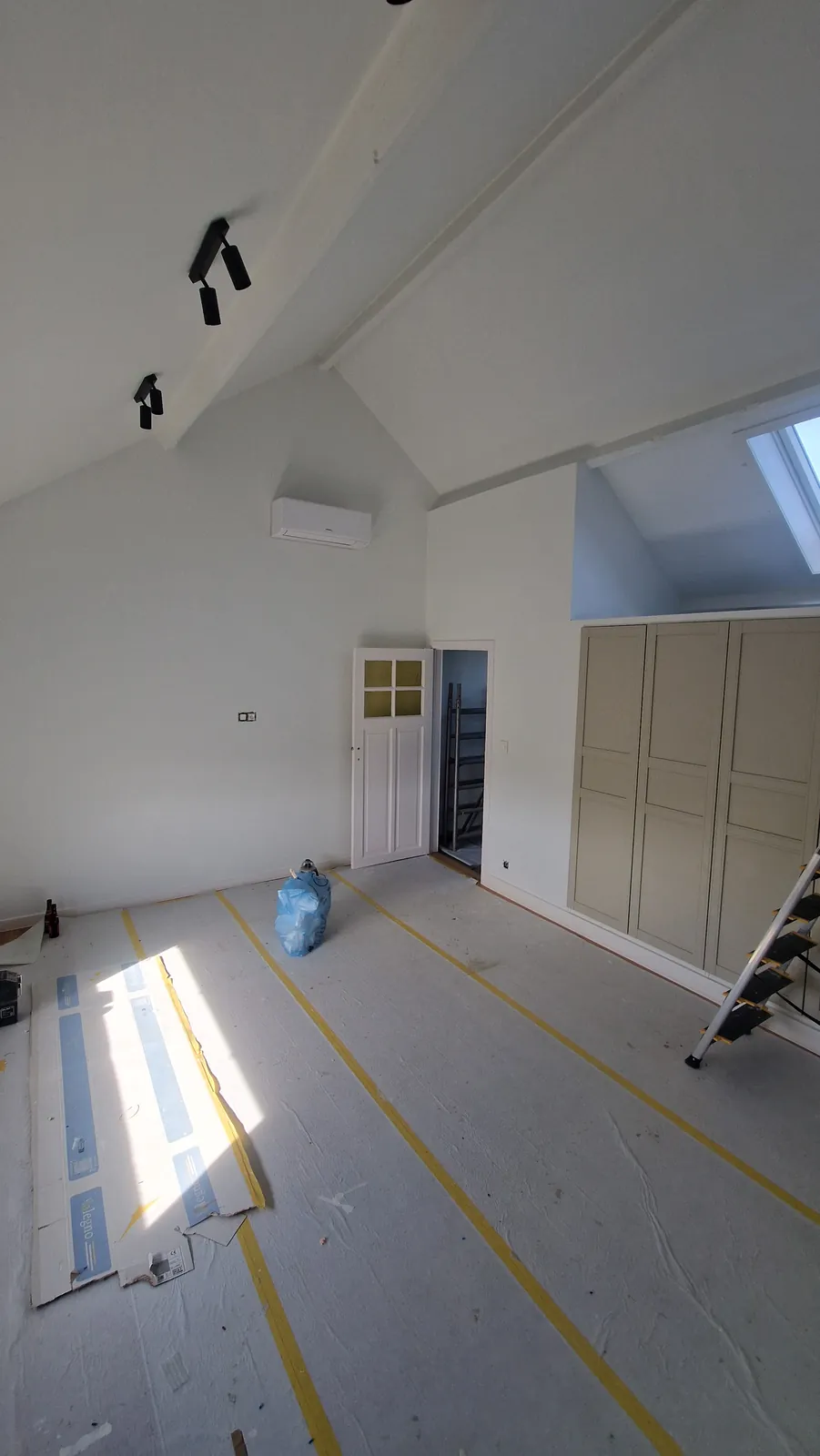Zolderkamer met kasten op maat onder de dakhelling