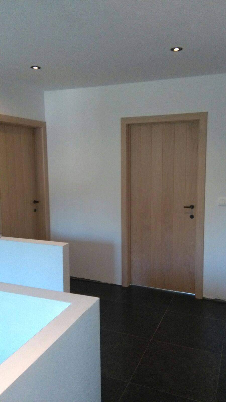 Houten binnendeuren in een hal