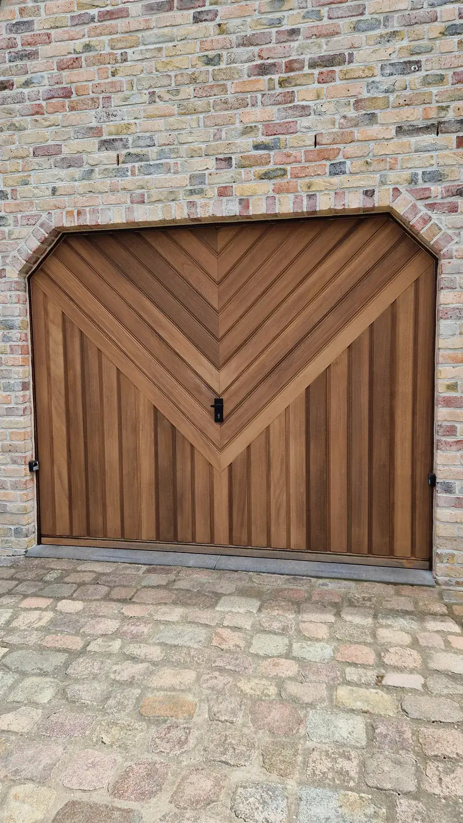 Houten garagepoort met visgraatmotief