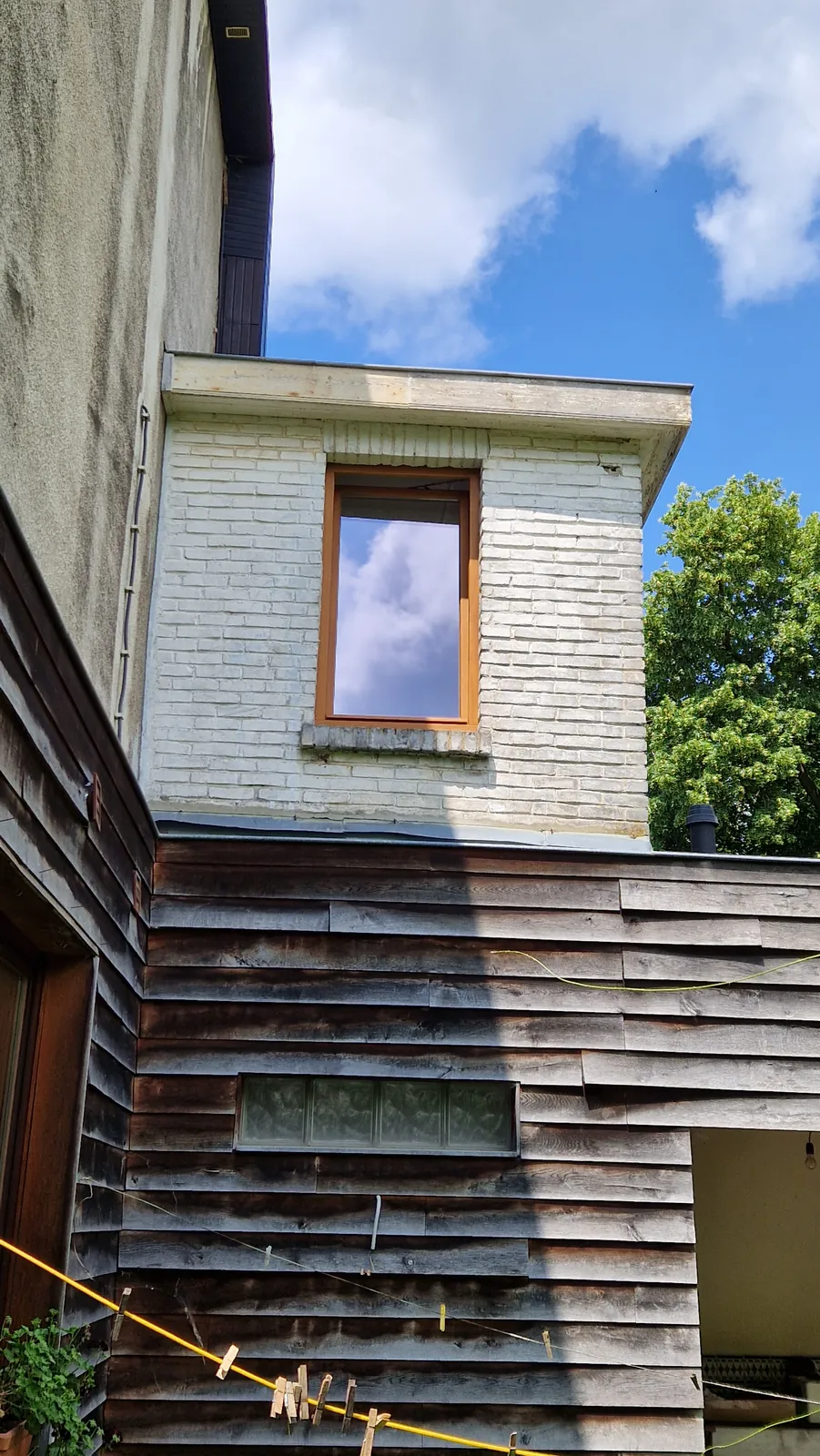 Houten raam in een uitbouw
