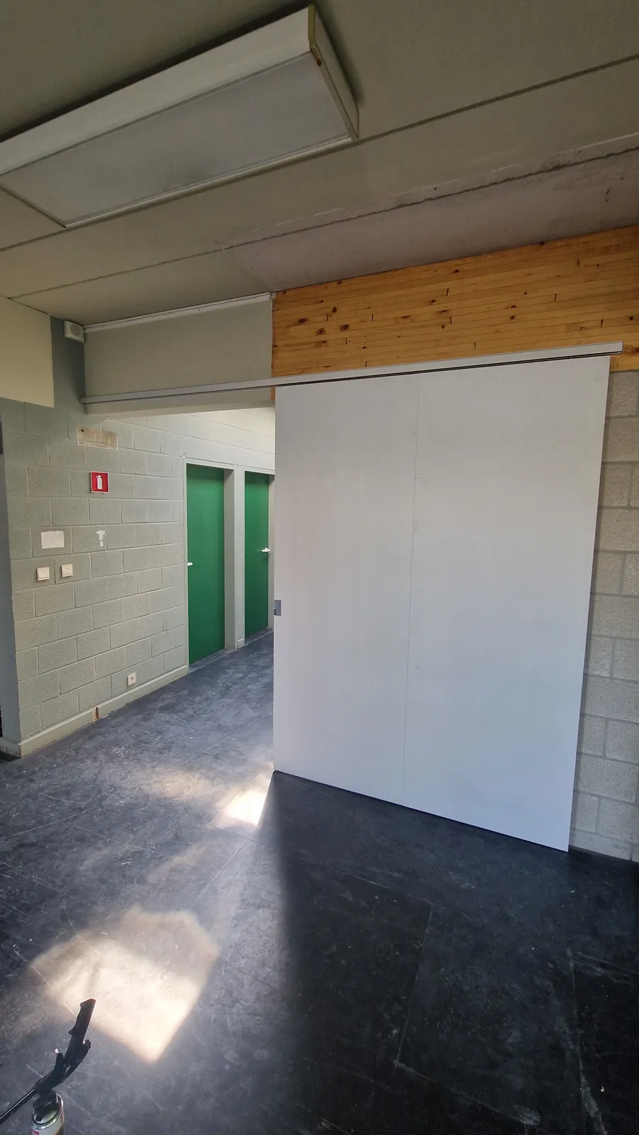 Grote witte schuifdeur in een bedrijfsruimte