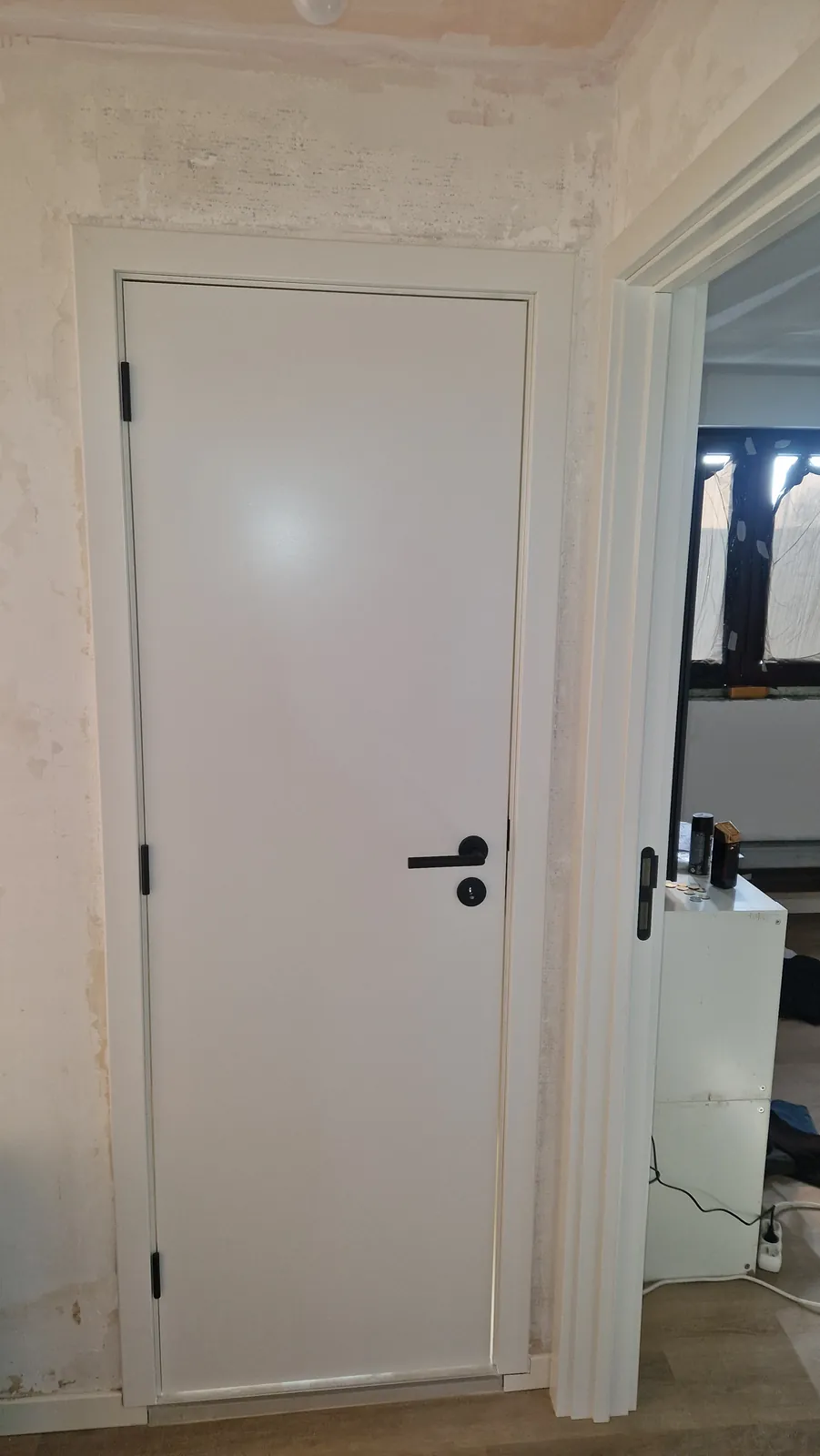 Witte binnendeur met zwarte klink