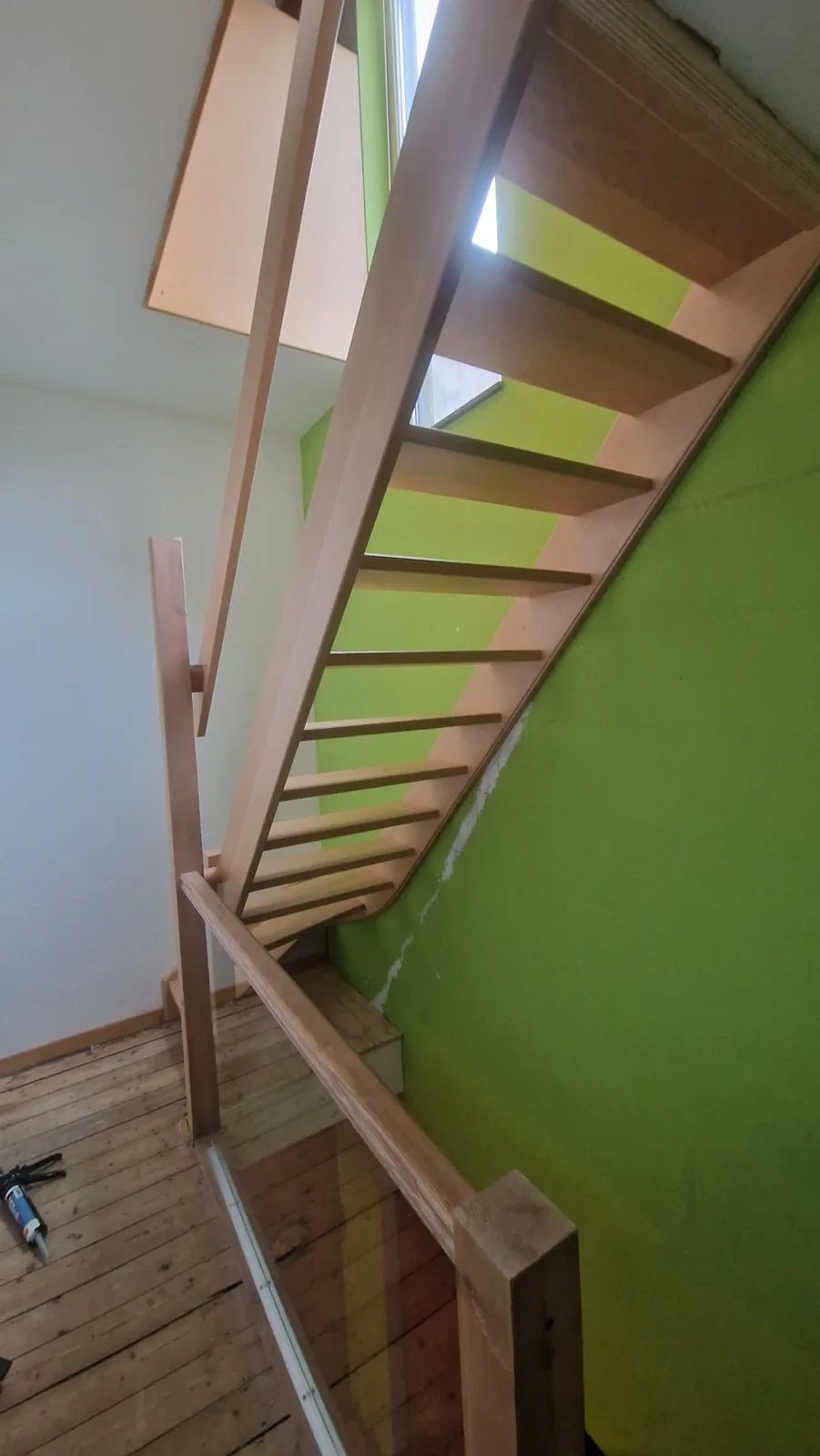 Open houten trap met leuning