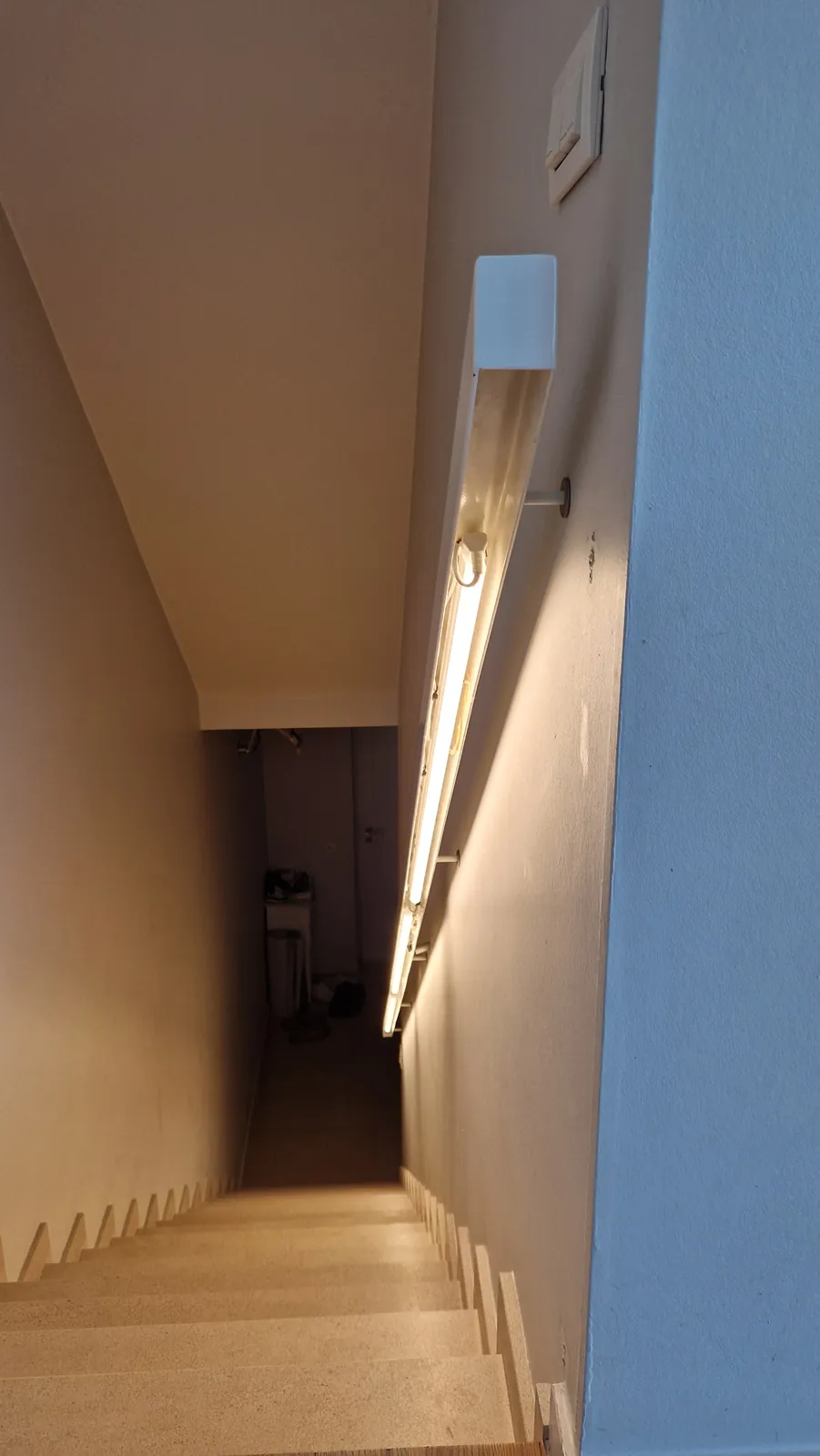Trap met leuning en geïntegreerde wandverlichting