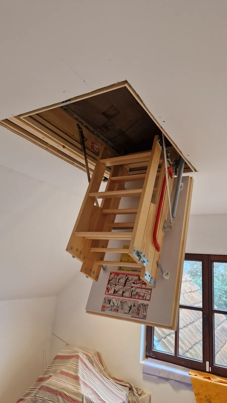 Zoldertrap met luik in het plafond