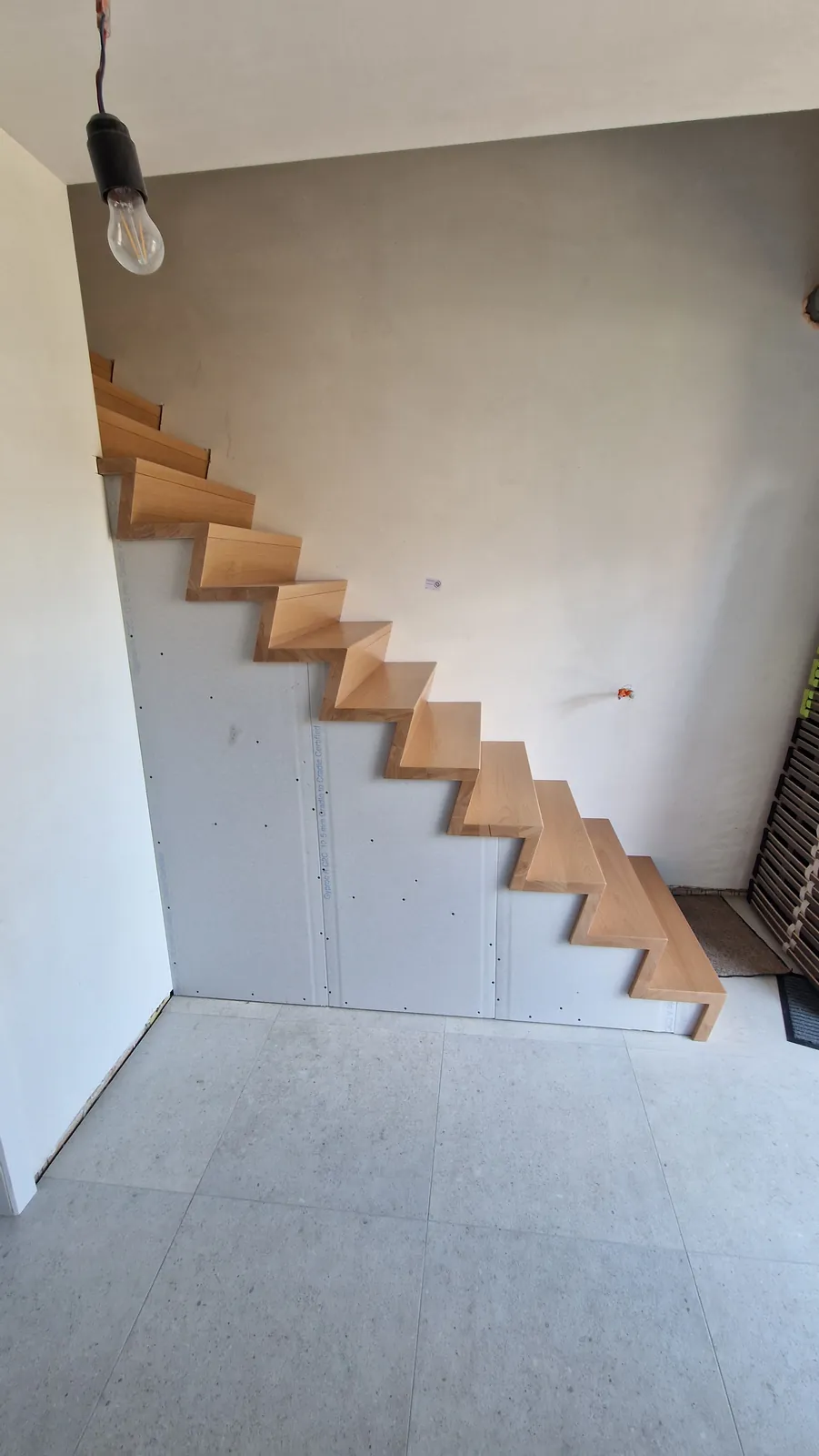 Zwevende eiken trap, zijaanzicht