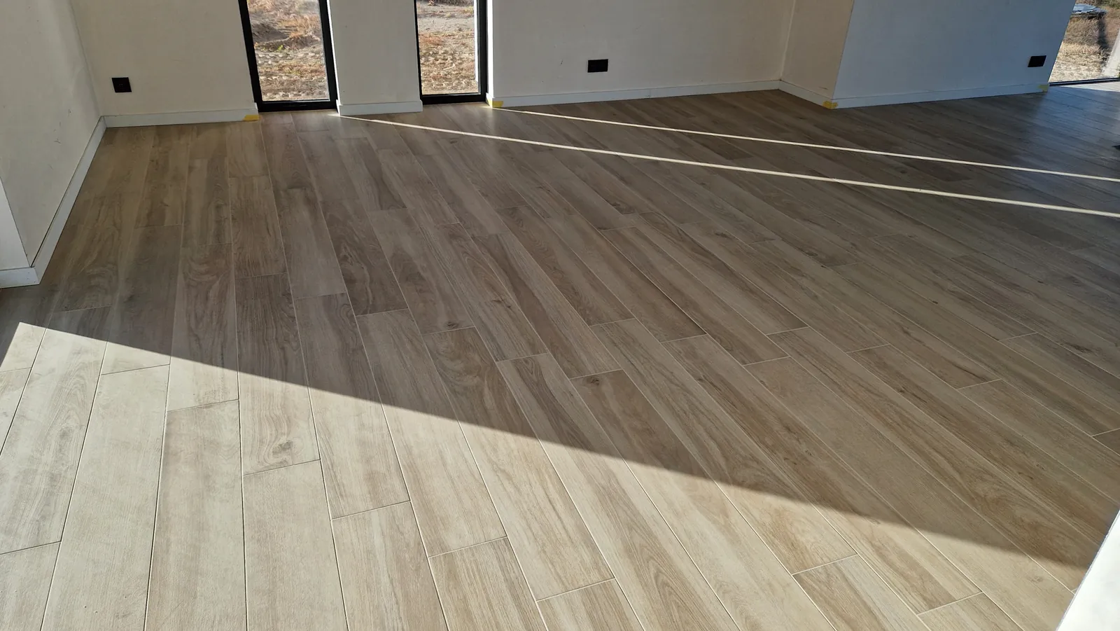 Nieuwe vloer in houtlook in een lichte leefruimte